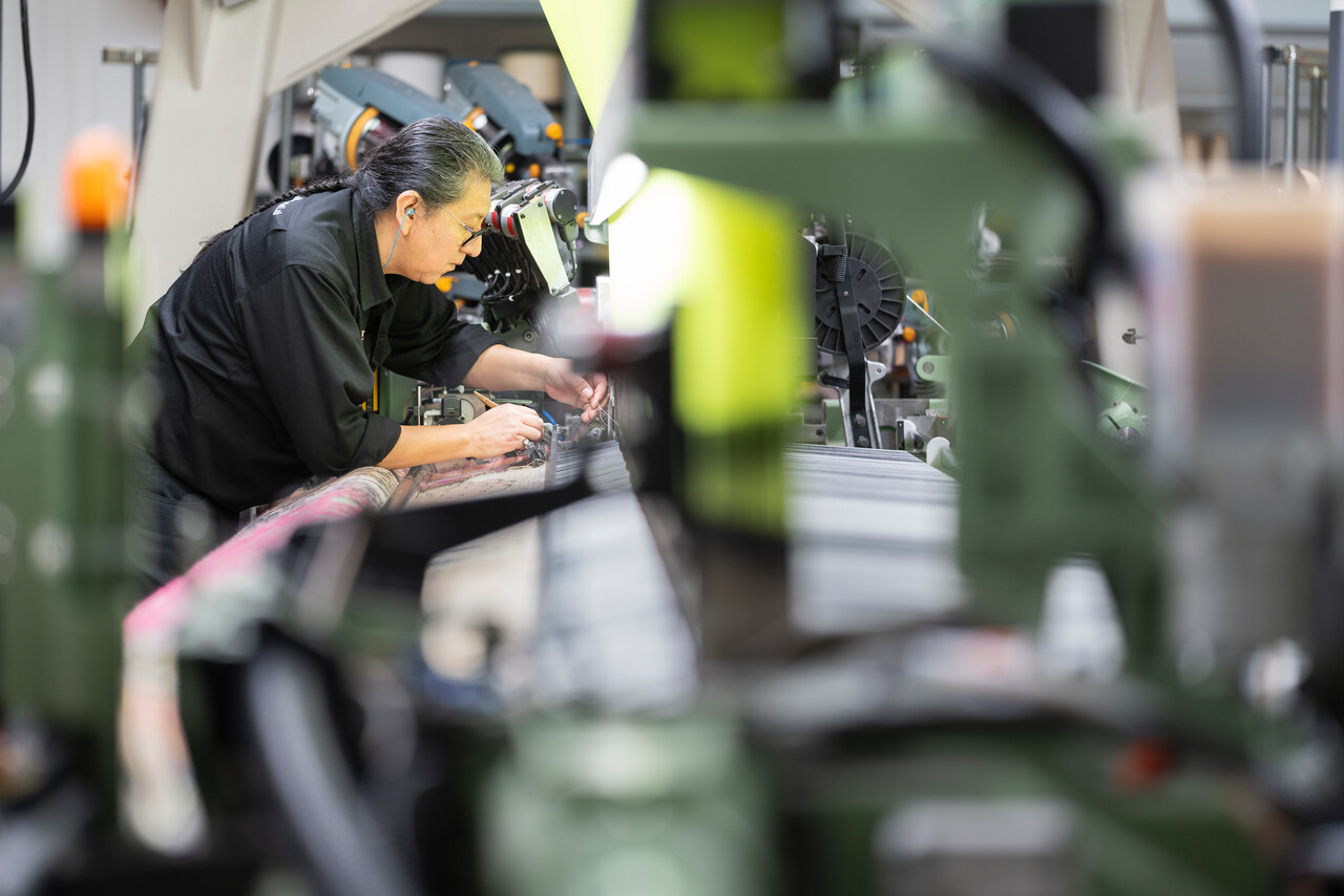 Weefspecialist Alonso Muenala-Vega in het TextielLab. Foto door Patty van den Elshout